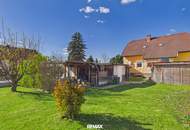 Charmantes Einfamilienhaus mit großzügigem Garten, 2 Garagen und viel Potenzial