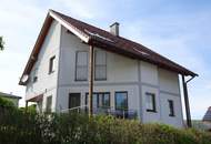 Wohnhaus in Siedlungsrandlage fast im Grünen mit Hochterrasse und kleinem Schwimmteich