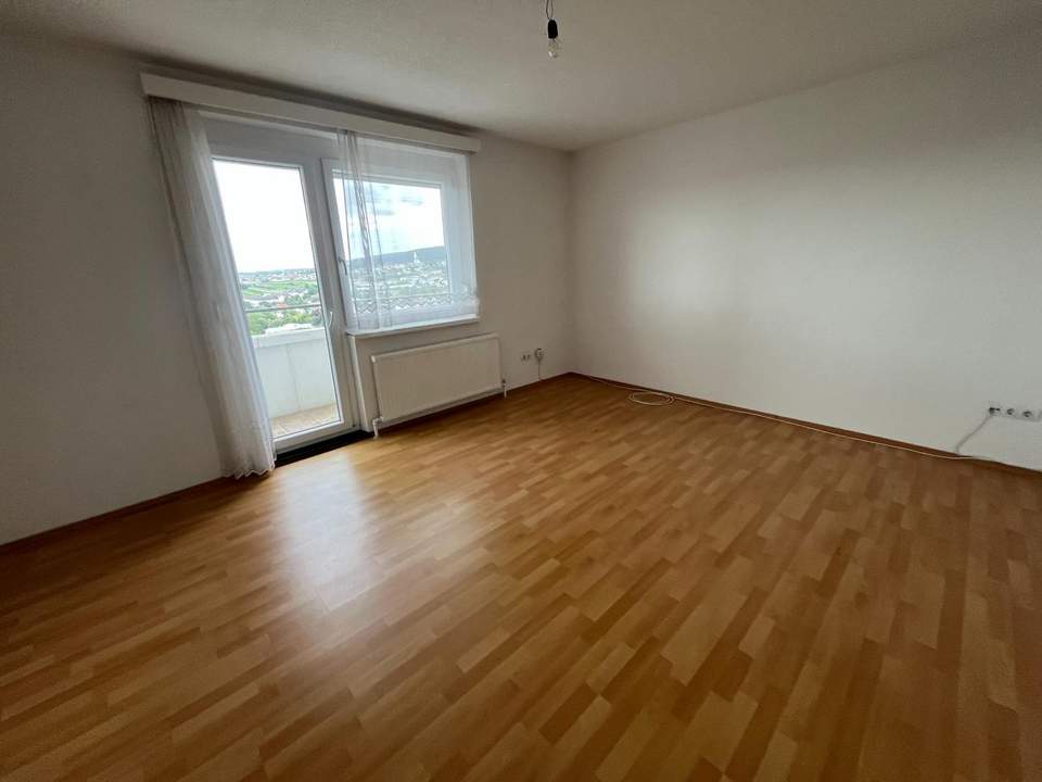 Zentrumsnahe Wohnung mit Küche, Loggia und tollem Ausblick!