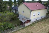 Unterkellertes Einfamilienhaus mit Garage und Obstbaumbestand