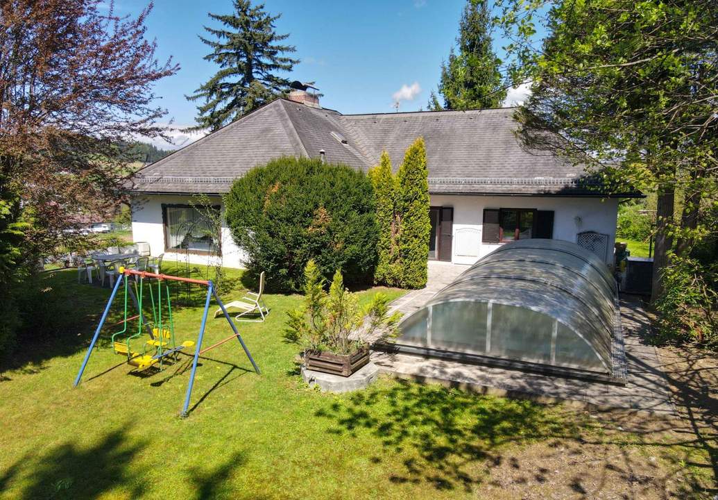 Beeindruckender Bungalow mit großem Garten und Pool