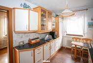 Großzügiges Ein-/Zweifamilienhaus mit ausgebautem Dachgeschoss, zwei Garagen und Garten in Paudorf