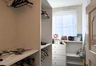 Eine Villa mit Wohnkultur, parkähnlichem Garten und Pool // A Villa of Distinction with Park-Like Garden and Pool //