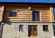 NACHHALTIGES HOLZBLOCKHAUS IN IDYLLISCHER GRÜNLAGE