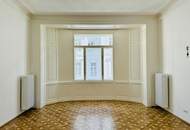 Erstbezug nach Sanierung - Stilaltbauwohnung mit kleinem Balkon