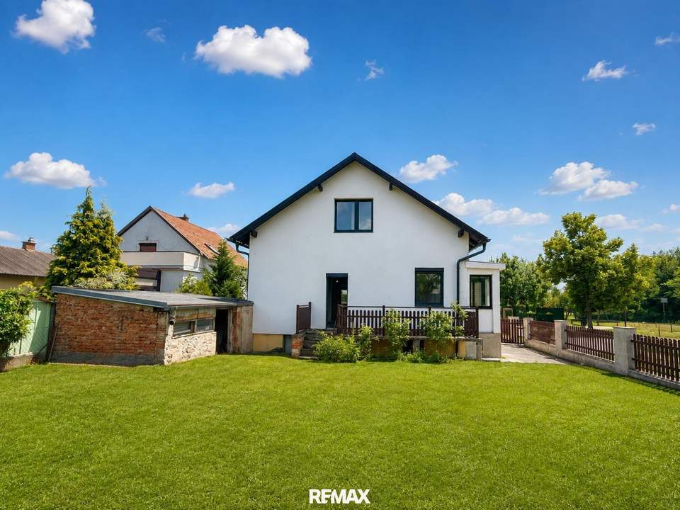 "StoP: FriscH SanierteS ZuhausE & SonnigeM GarteN in WEIGELSDORF!"