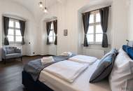 115,42 m² Design-Altbau mit Gewölben & Eigengarten-Terrasse sowie Poolnutzung – elegante Wohnküche, XL-Regendusche
