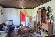 Älteres Wohnhaus mit angebauter Doppelgarage im Freiland