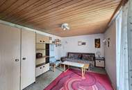 Älteres Dreigiebel- Wohnhaus samt zwei freistehenden Nebengebäuden sowie zwei Terrassen und großem Grundstück