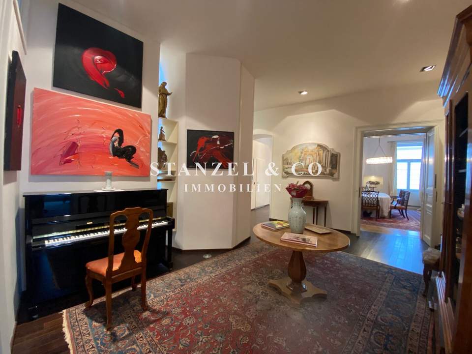 TOLLES ALTBAUAPARTMENT AM KARLSPLATZ