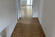Hier wird hoher Wohnkomfort in ländlicher Gegend geboten! Hell und freundlich mit sonniger Loggia, viel Stauraum und kostenlosem Parkplatz direkt vor der Türe! Ab SOFORT verfügbar!
