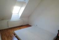 Helle 2 Zimmer DG Wohnung Altbau für Sportler