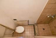 Sanierungsbedürftige Zwei-Zimmer-Wohnung direkt an der U3