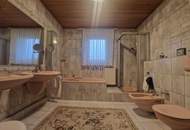 VIEL PLATZ BIETET DIESES HOCHWERTIGE WOHNJUWEL IN AUSGEZEICHNETER WOHNLAGE MIT INDOORPOOL, SAUNA, TRAUMHAFTEM WINTERGARTEN UND HERRLICHEM GARTEN SAMT ALTBAUMBESTAND
