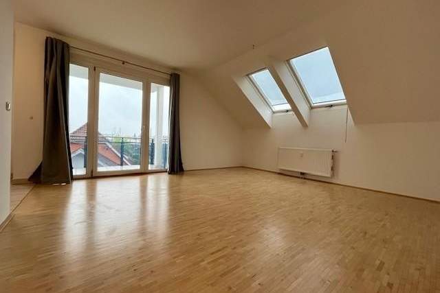 Schöne 2-Zimmer-Dachgeschoss-Wohnung mit Balkon und Parkplatz, Wohnung-miete, 749,00,€, 4020 Linz(Stadt)