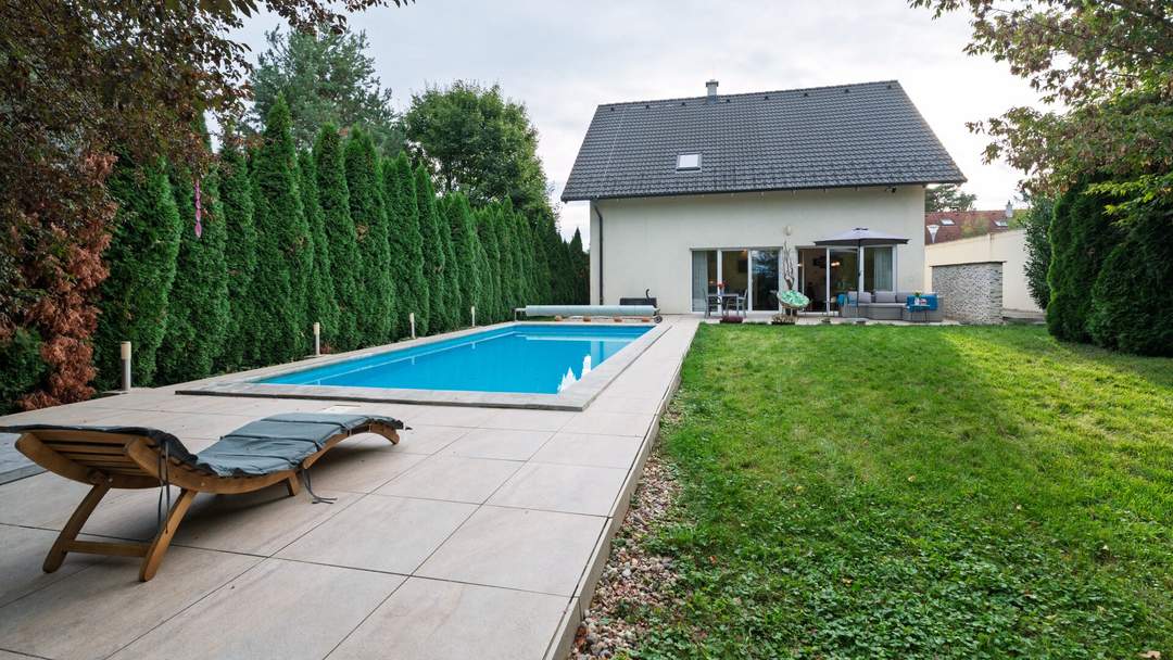 ! "take your bags and move in" ! 4,5 Zimmer, Terrasse, Garage &amp; Pool! Grünruhelage!