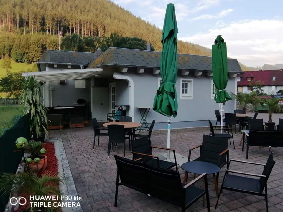 Langfristig vermietetes Café mit Garage!