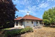 ''Komfortabel ausgestatteter Bungalow mit parkähnlichem Garten''