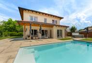 Wohnhaus mit Pool in ruhiger Lage