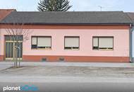 Einfamilienhaus mit Terrasse, Innenhof und großer Garage