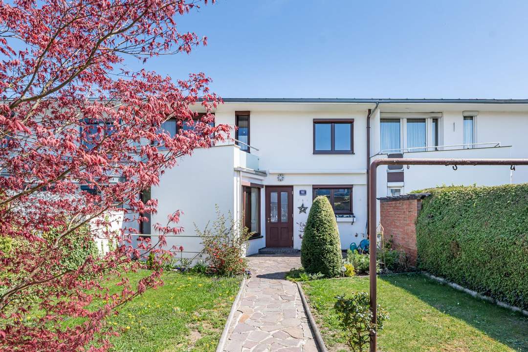 Charmantes Reihenhaus teil renoviert – Ihr neues Zuhause wartet auf Sie!