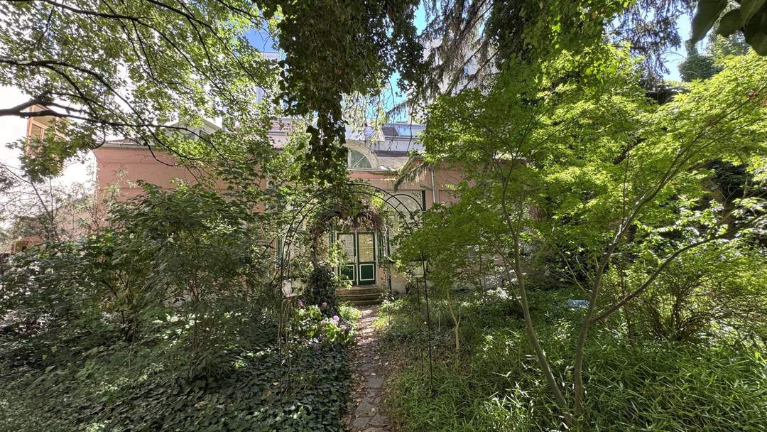 „Charmantes Zinshausensemble nahe Schloss Schönbrunn – mit Geschäftslokal, Dachgeschoßausbau & separater Gartenvilla“