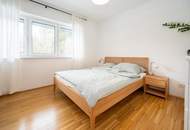 Hochwertige 3-Zimmer-Wohnung mit Tischlerküche, 160 m² Eigengarten, Terrasse und Garage in ruhiger, grüner Lage!