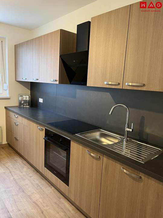 Sanierte 4-Zimmer Familienwohnung mit Loggia und Parkplatz - Übernahme der Küche möglich