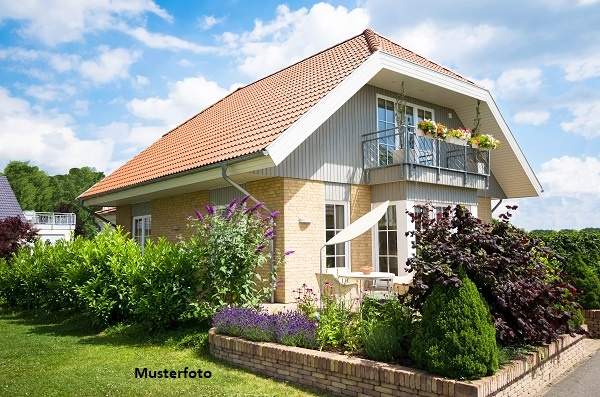 Komfortables Wohnen – Einfamilienhaus mit Garage und viel Platz