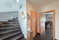 Klassisches Dreigiebelhaus mit eigenem Sonnen- Salar- Heizkraftwerk in Ruhelage an einer Sackgasse