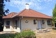 ''Komfortabel ausgestatteter Bungalow mit parkähnlichem Garten''