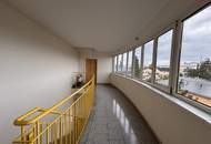 Wohnen über den Dächern – 2-Zimmer DACHGESCHOSSWOHNUNG mit großzügiger Loggia in Linz-Kleinmünchen! ACHTUNG die Wohnung wird noch saniert! Bezug ab 01. Dezember 2026!