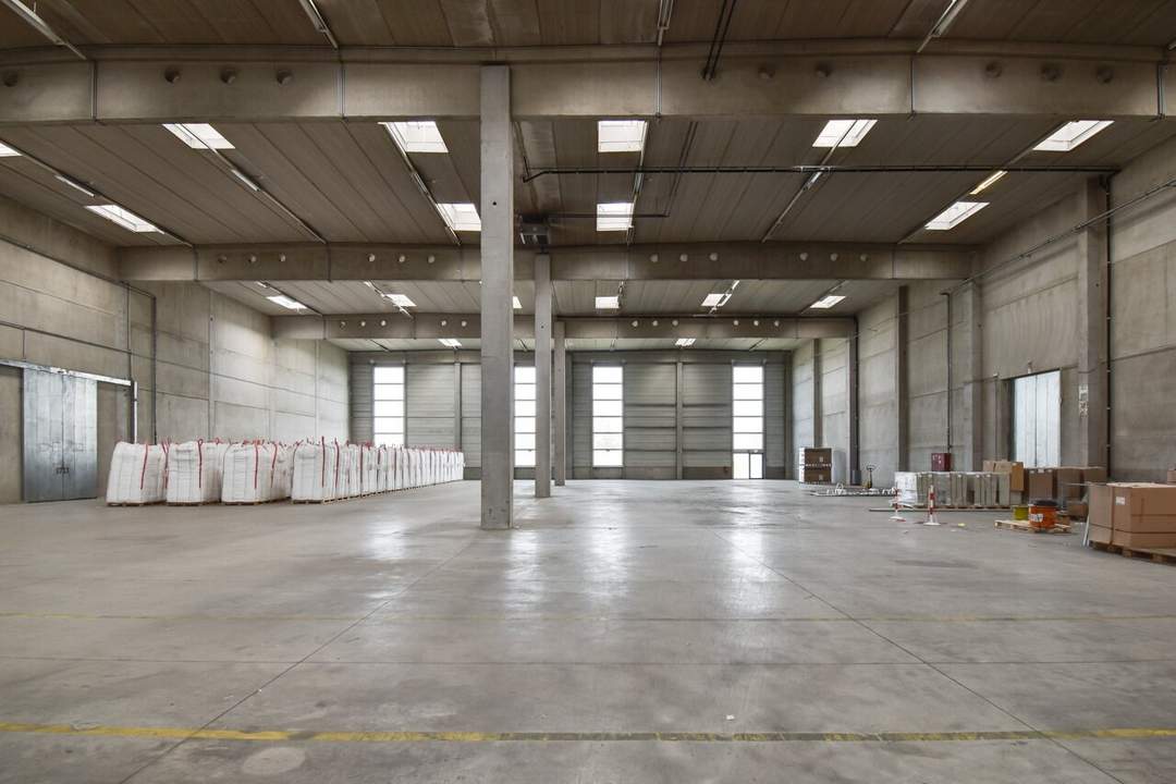 Kombination Halle 160 m2 und Büro 55 m2, inkl. Rampe in Wr. Neudorf