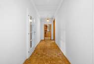 "Am Fuße des Bisambergs: großes Grundstück mit Bungalow und XXL-Garage"