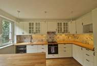 LIEBEVOLLES WOHNJUWEL MIT PARKÄHNLICHEM GARTEN IN TRAUMHAFTER WALDRANDLAGE MIT HERRLICHEM AUSBLICK UNWEIT VOM STAUSEE KRONSEGG