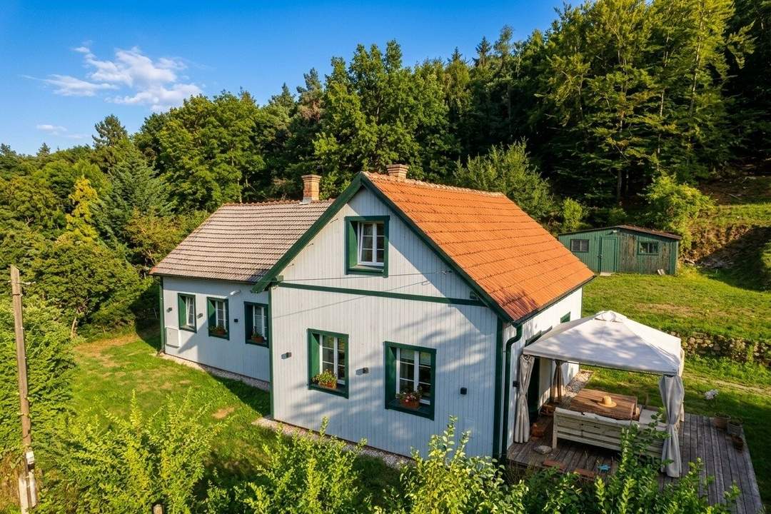 Bezauberndes Landhaus in Grünruhelage mit weitläufigem Garten