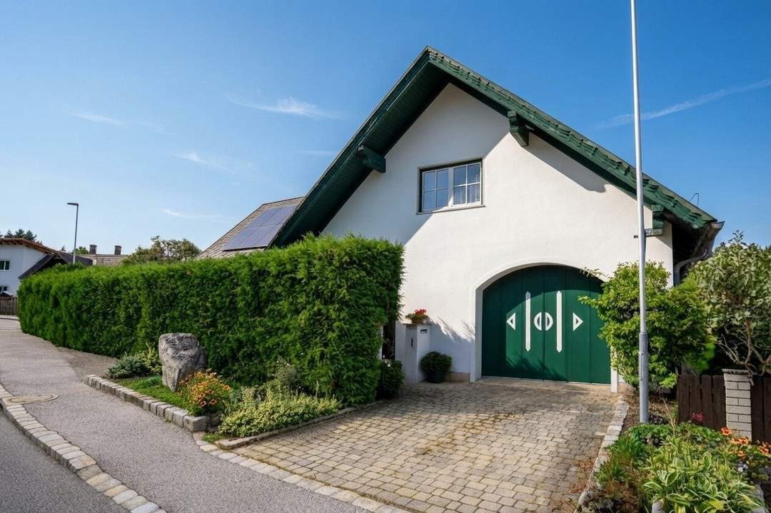 Sommer im eigenen Garten mit Pool, Kaminfeuer im Winter – ein Haus fürs ganze Jahr