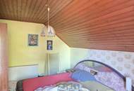 Älteres Wohnhaus mit angebauter Doppelgarage im Freiland