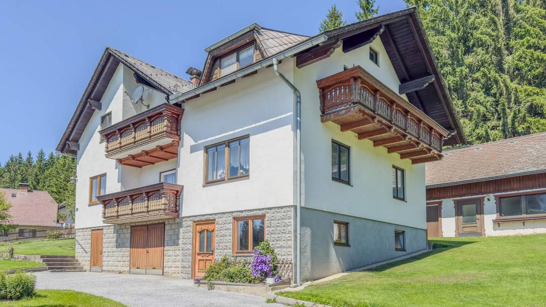 Großzügiges Wohnhaus am Dorfrand mit Nebengebäude