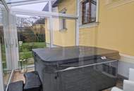 LIEBEVOLLER, SEHR GEPFLEGTER BUNGALOW SAMT NEBENGEBÄUDE MIT PARKÄHNLICHEM GARTEN IN TRAUMHAFTER WOHNLAGE MIT HERRLICHEM GRÜNBLICK DIREKT AN FELDER DER REGION ANGRENZEND