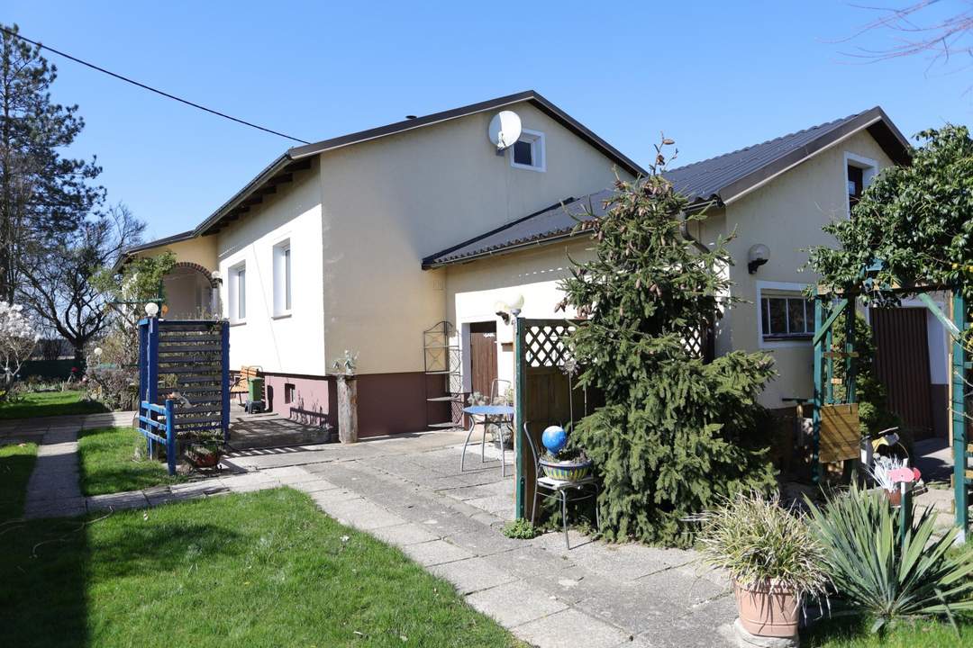 3-Zimmer-Bungalow auf 870 m² Grund mit neuem Dach und Pelletszentralheizung