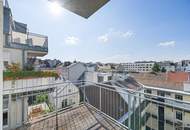 Weitblick, Ruhe & zentrale Lage – Sonnige Altbauwohnung mit Balkon