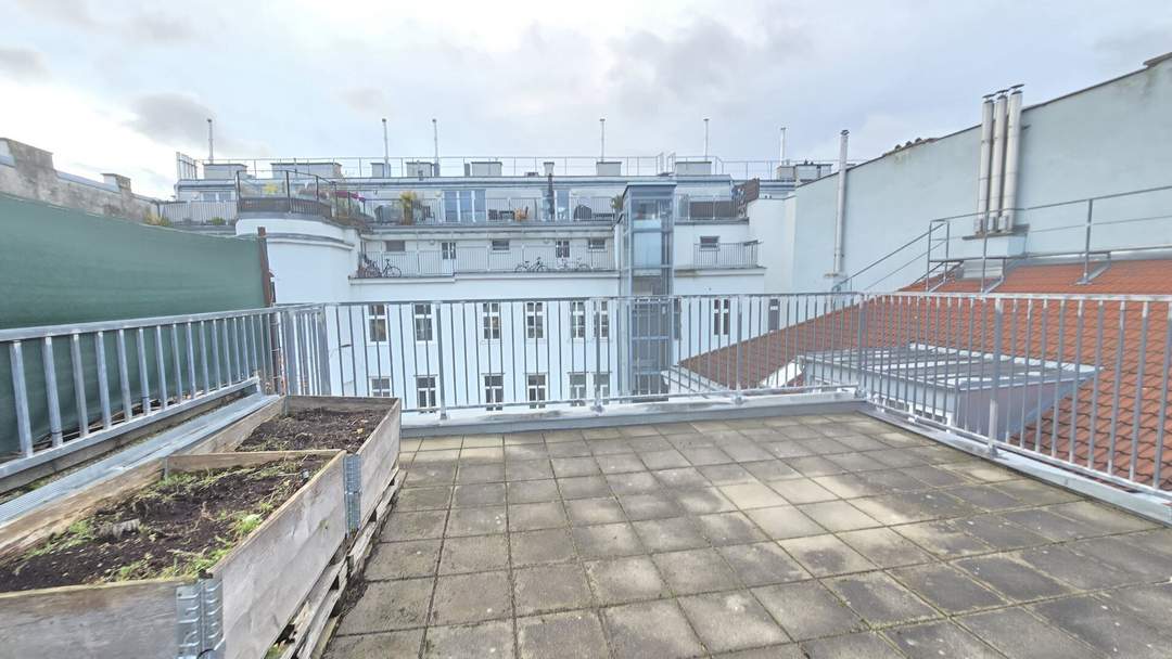 Schöne 4 Zimmer Wohnung mit große Terrasse. WG möglich