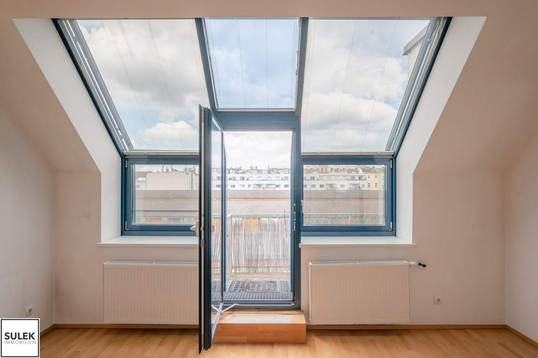 Klimatisierte Dachgeschosswohnung mit sonniger Terrasse &amp; perfekter Anbindung - ab 1.6.26 beziehbar!