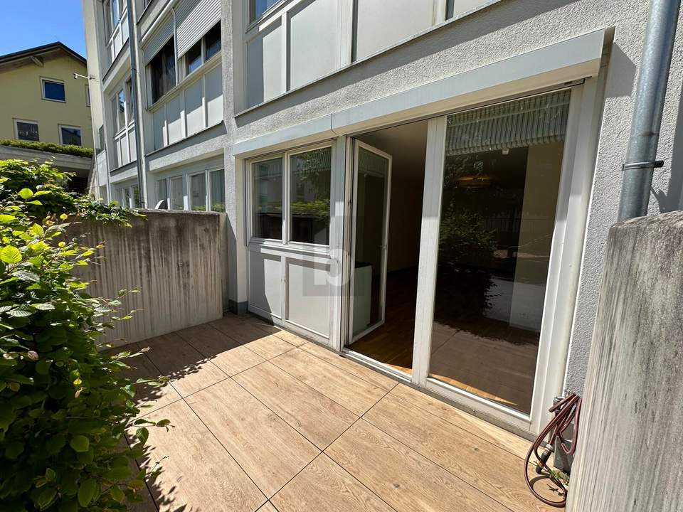 STILVOLLE GARÇONNIÈRE IN ZENTRALER RUHELAGE MIT TERRASSE