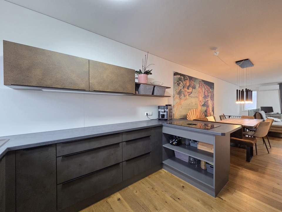 Neuwertige Eigentumswohnung mit Eigengarten sowie eine private Dachterrasse und zwei Garagenparkplätze.