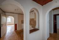 **Hannovermarkt** Renovation Opportunity: 3-Room Period Apartment with Airbnb Potential