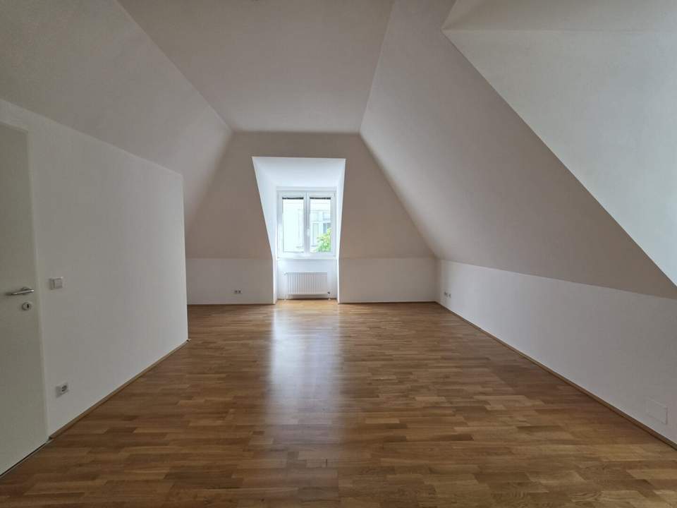 WOHNEN MITTEN IM VIERTEN - Urbane Lebensqualität in Zentrumsnähe - Großzügige 1-Zimmer Wohnung im Dachgeschoß