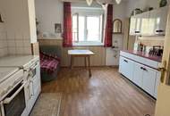 Sanierungsbedürftiges Haus mit Nebengebäuden