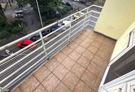 URBAN-LORITZ-PLATZ: Sanierungsbedürftige 3-Zimmer-Altbauwohnung mit Balkon